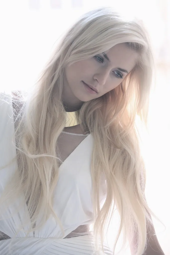 Blondes Model mit langen Haaren im Gegenlicht