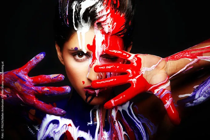 Bodypainting: Gesicht und Hände mit roter und weißer Farbe
