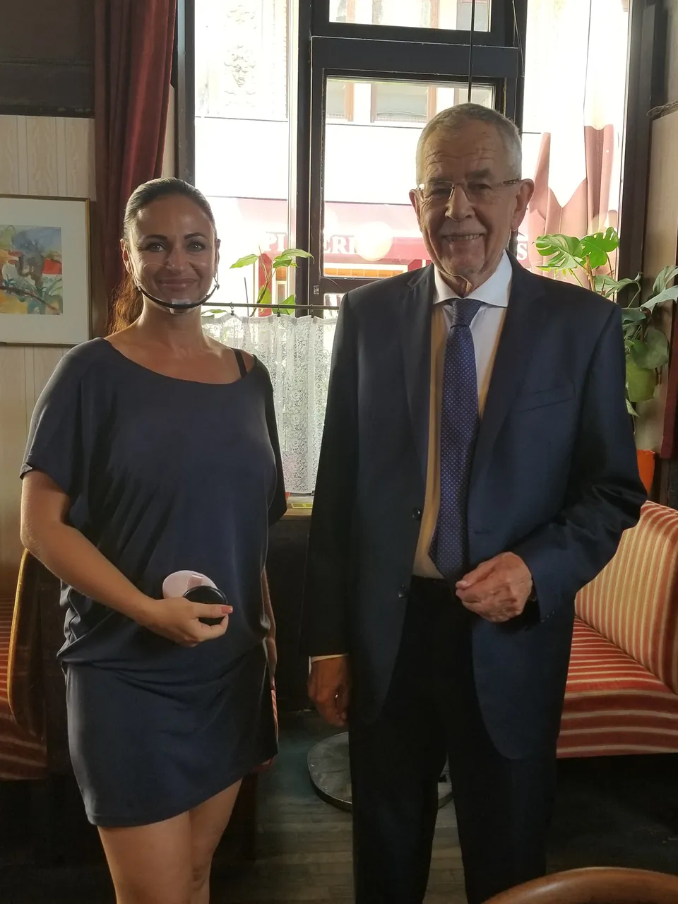 Martina Hirsch mit einem prominenten Gast bei einem Shooting