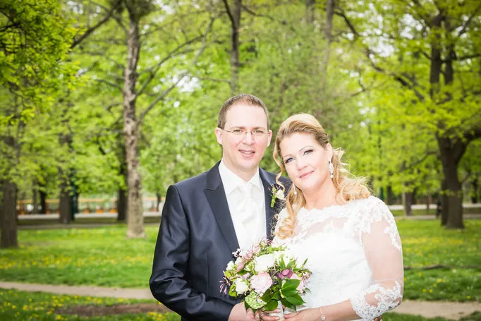 Brautpaar im Park, Braut mit Brautstrauß