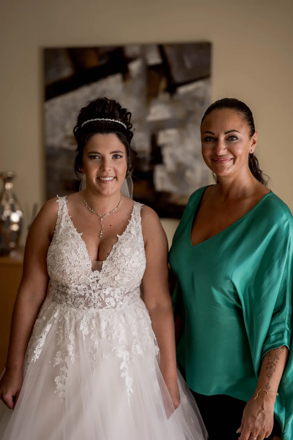 Braut mit Diadem neben ihrer Make-up-Artist