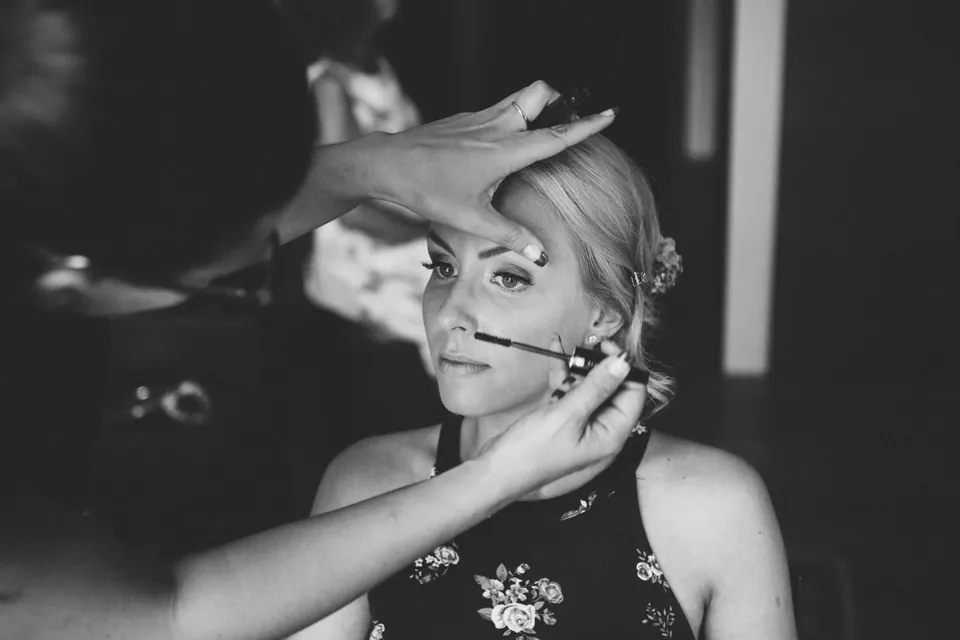 Schwarz-Weiß: Make-up wird mit dem Pinsel aufgetragen