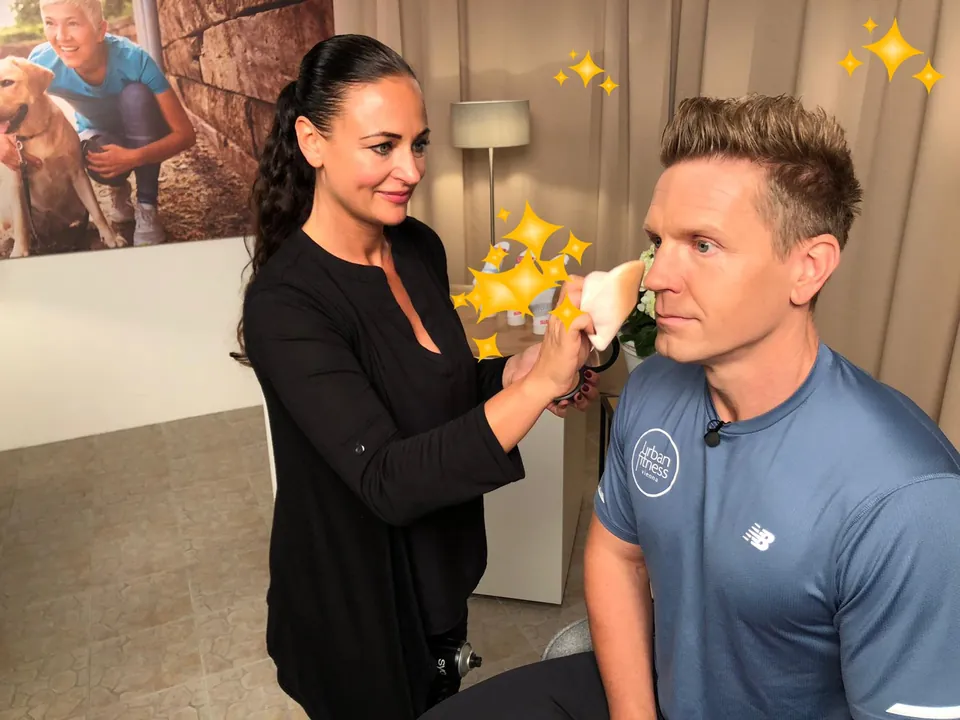 Martina Hirsch pudert einen Mann mit dem Pinsel ab, mit Sticker-Einblendungen