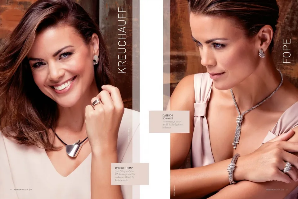 Katalog-Doppelseite mit lächelndem Model und Schmuck
