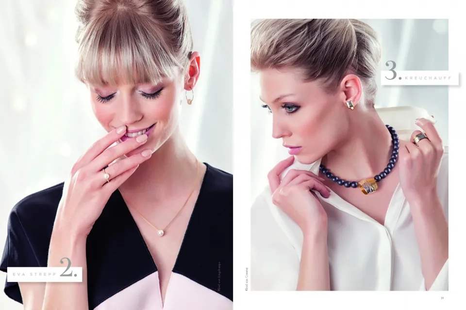 Katalog-Doppelseite mit blondem Model mit Pony und Perlenschmuck